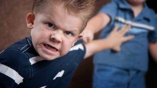 Niños peleando