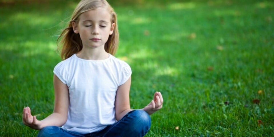 Niña meditando mindfulness