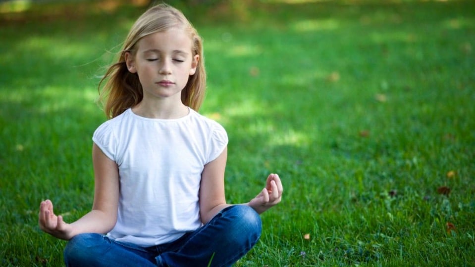 Niña meditando mindfulness
