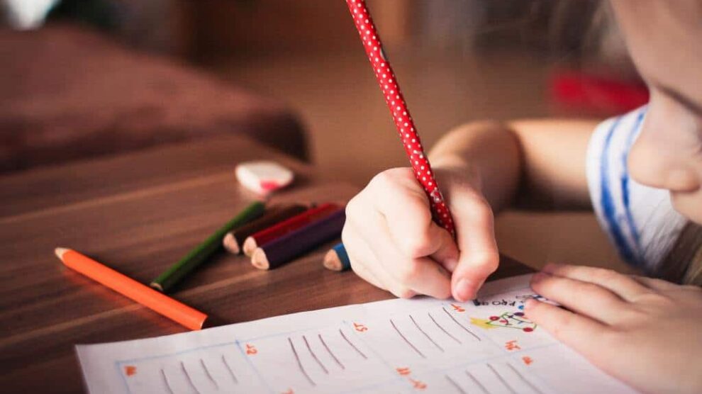 Niña escribiendo