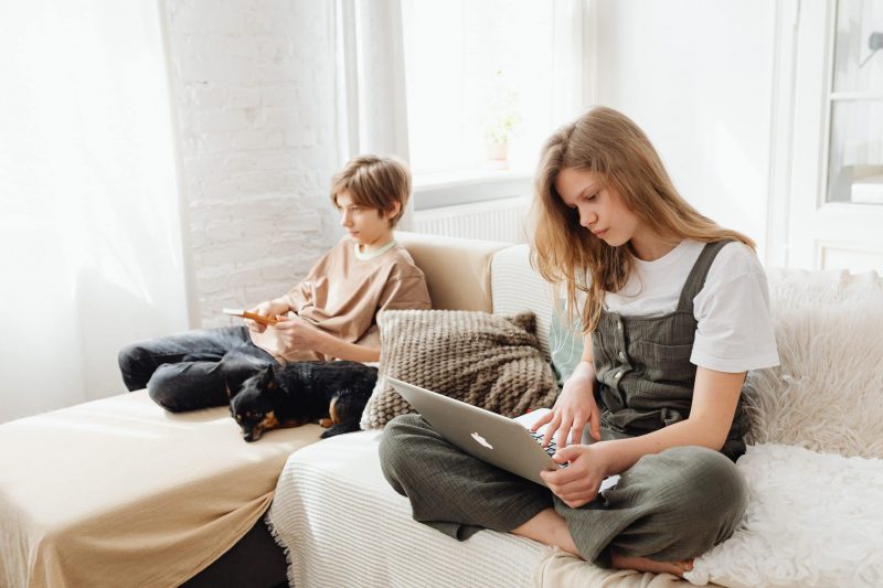 Niños con ordenador Niños con ordenador