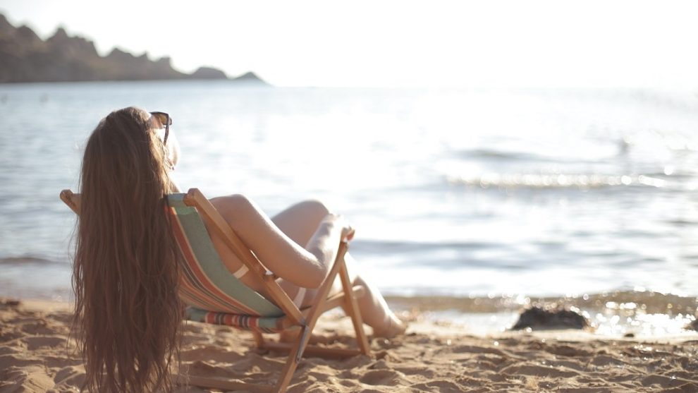 Mujer tumbona playa