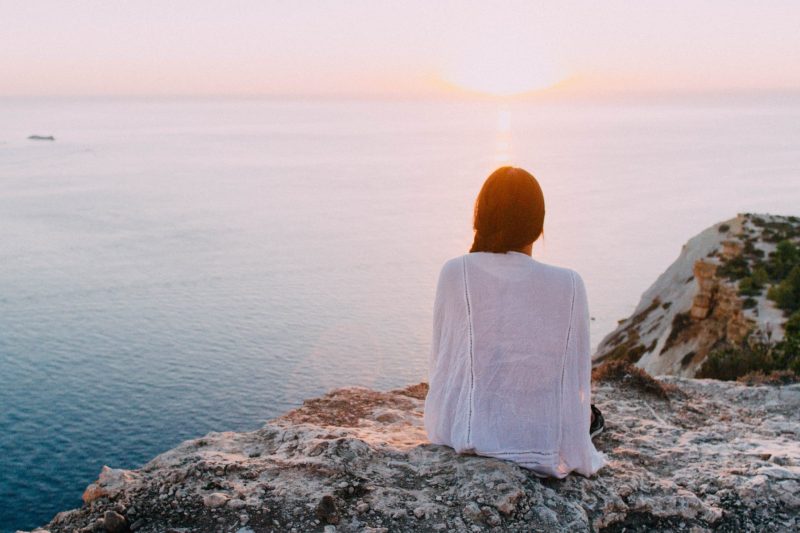 Mujer mirando atardecer Mujer mirando atardecer