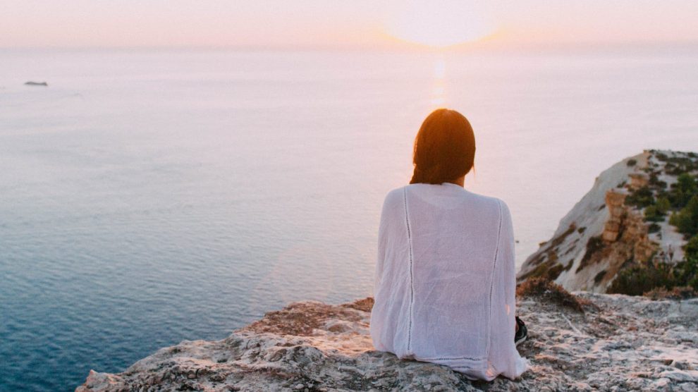 Mujer mirando atardecer