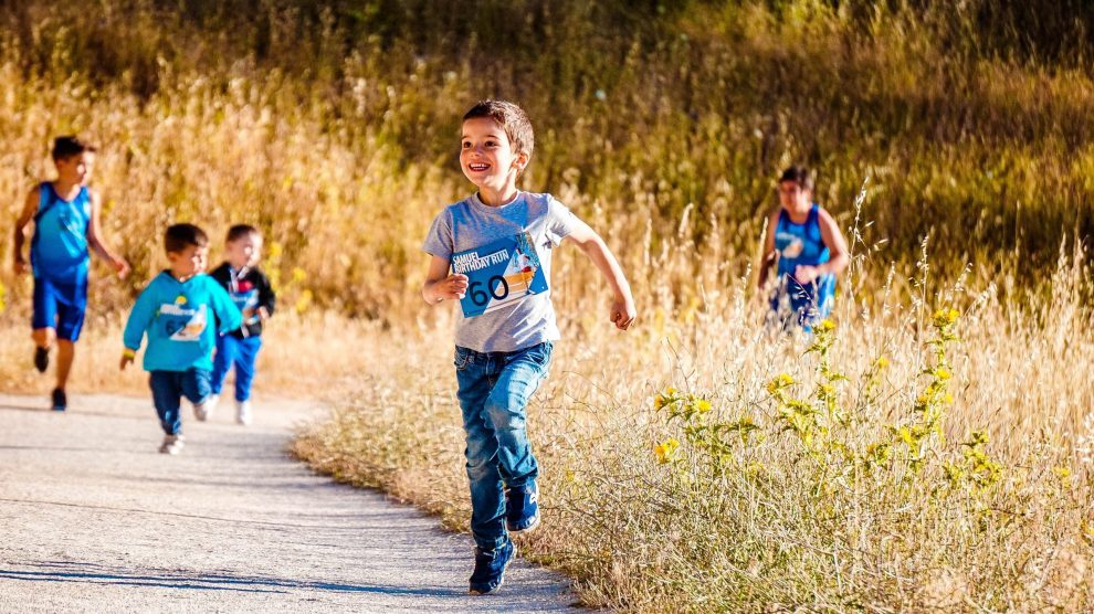 Niños corriendo